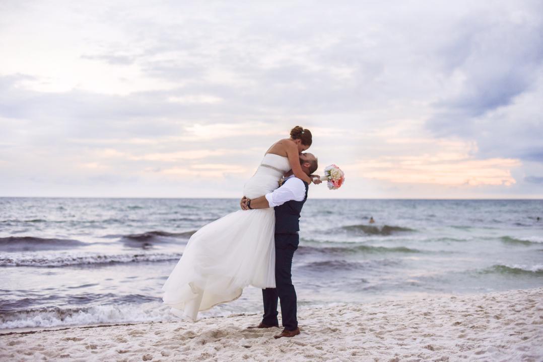 Intimate Wedding in Fort Walton Beach, Florida - WeddingMix Blog